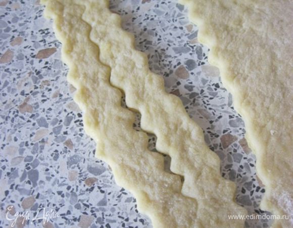 Из теста нарезать небольшие прямоугольнички.