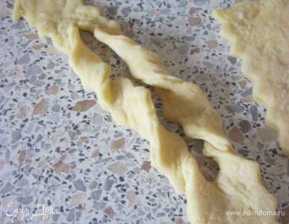 В середине прямоугольника сделать вертикальный надрез, не доходя до краев, и вывернуть концы через прорез.