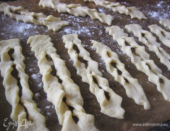 Разогреть духовку до 180 градусов.
Противень застелить пекарский бумагой и выложить заготовки.
Выпекать 15-20 минут (в зависимости от вашей духовки, я - 25 минут) до золотистого цвета.