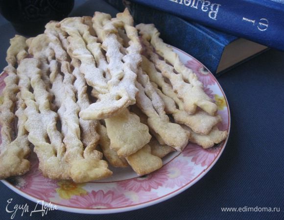 Горячее печенье посыпать сахарной пудрой.
Приятного :-)