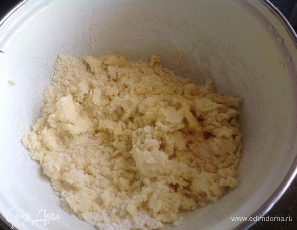 Сливочное масло (оно должно быть комнатной температуры), разотрите с 1 1/2 ст. муки.