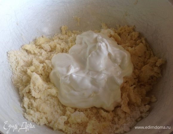 Добавьте сметану и соду, погашенную лимонным соком, все хорошо перемешайте.