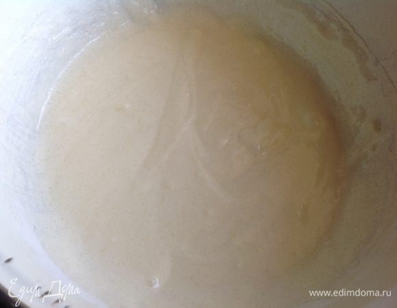 Смешайте сметану, яйцо, сахар, муку и ванилин, слегка взбейте.