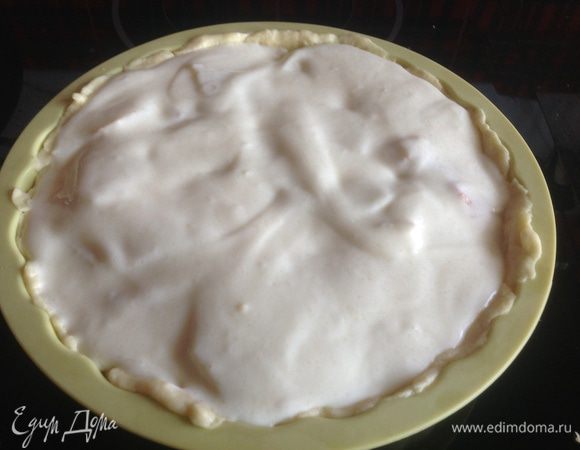 Залейте получившимся кремом пирог. Выпекайте в духовке 50 минут.