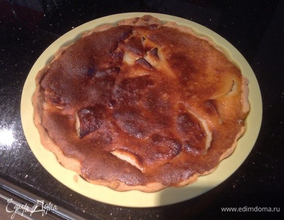 Дайте пирогу полностью остыть в форме, после чего достаньте. Особенно вкусным он будет после того как охладится в холодильнике, но для этого нужно подождать.