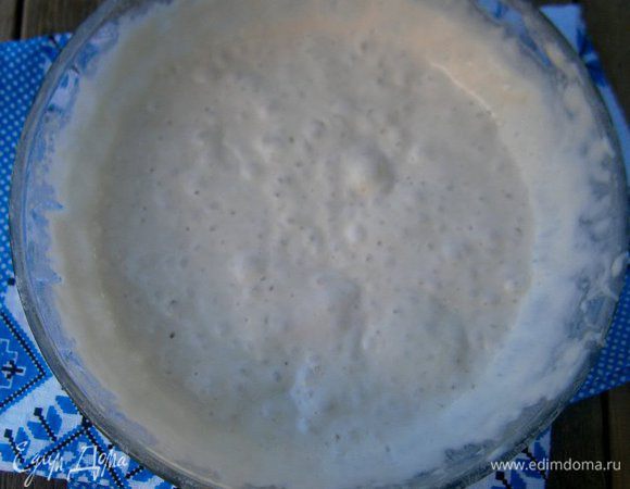 Опара: смешать чуть тёплую воду, дрожжи и муку, хорошо перемешать. Затянуть плёнкой и оставить на 10 часов при комнатной температуре. 