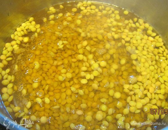 Чечевицу отвариваем в большом количестве несоленой воды минут 30-40. Она должна стать мягкой, но не развариться.

