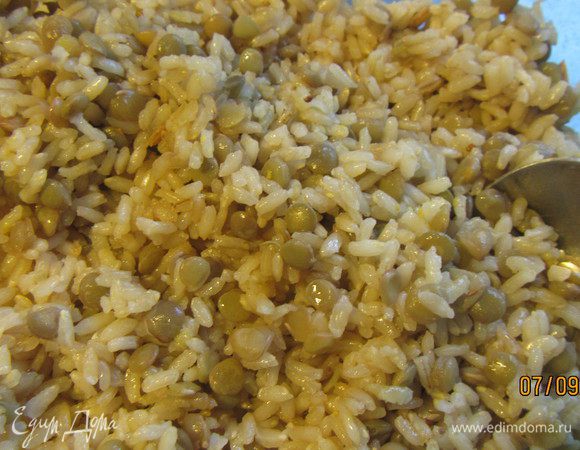 Когда рис и чечевица готовы, сливаем с чечевицы воду, выкладываем их в салатницу и горячими заправляем заправкой. Перемешиваем и так оставляем. 
