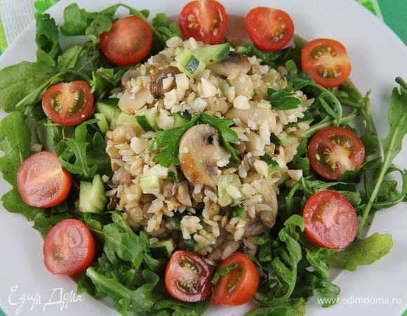 Подаем на подушке из салатных листьев, с помидорками черри, посыпав рубленой петрушкой. Приятного аппетита)