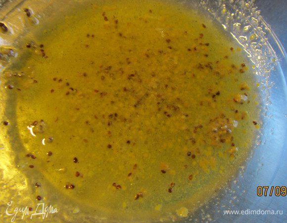 Пока они готовятся сделаем заправку. Чеснок мелко измельчаем. Смешиваем все ингредиенты. Я заправку немного по-своему сделала. Масло с уксусом взяла 2:1, горчицу - дижонскую, а чеснок - гранулированный. 
