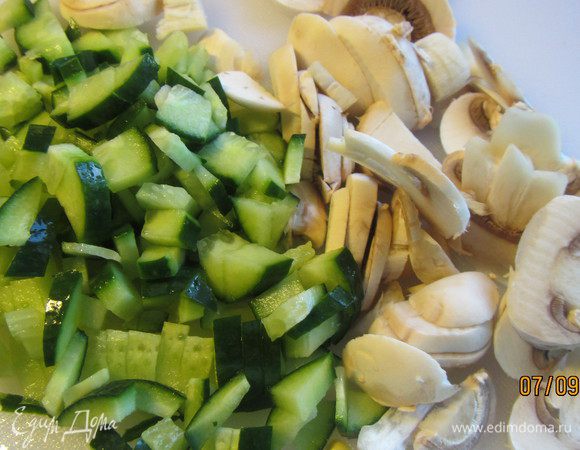 Огурец и перец (я не использовала) режем кубиками. Мелко рубим зеленый лук. Шампиньоны режем тонкими пластинками. Делия предлагает их использовать сырыми. Здесь смотрите по вкусу: если Вы любите сырые шампиньоны, то так их и оставляйте. Я вообще люблю, но в этот раз мне захотелось их приготовить. Я их быстро обжарила в 1ст.л. оливкового масла. 

