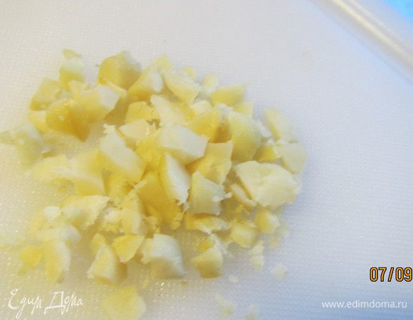 Орехи мелко рубим.
