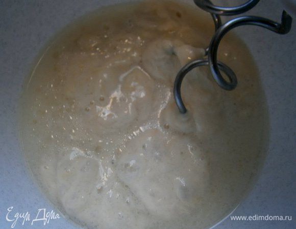 Заранее достать из холодильника сливочное масло ( для начинки, нам понадобится мягкое масло). 
Приготовим тесто: в тёплом молоке растворить сахар и соль, добавить растительное масло ( рафинированное) и перемешать. Затем влить молоко в опару и хорошо перемешать при помощи миксера..