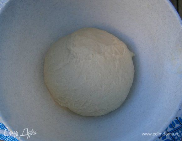 Муку просеять на стол и смешать с двумя щепотками сухих дрожжей.
Вылить на муку опару с молоком и замесить мягкое тесто ( месить минут 10).
Затем скатать тесто в шар и уложить в смазанную растительным маслом миску, накрыть плёнкой. 