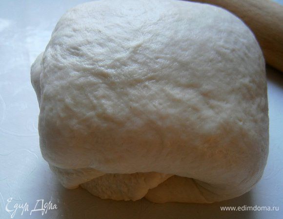 Подошедшее тесто обмять, раскатать скалкой в тонкий пласт  и сложить 4 раза пополам. Накрыть плёнкой и оставить ещё на 15 минут.