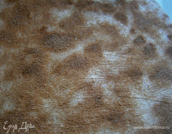 Сахар смешать с корицей и посыпать сверху.