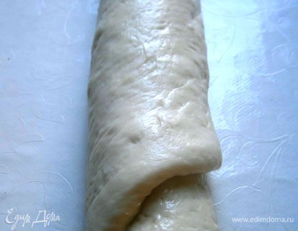 Свернуть рулетом, и дать постоять 5 минут, накрыв плёнкой.