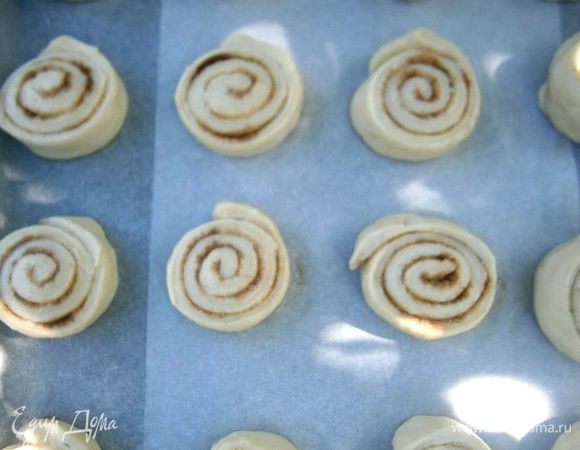 Затем нарезать шайбами. Выложить на противень на расстоянии, застелив противень бумагой для выпечки.