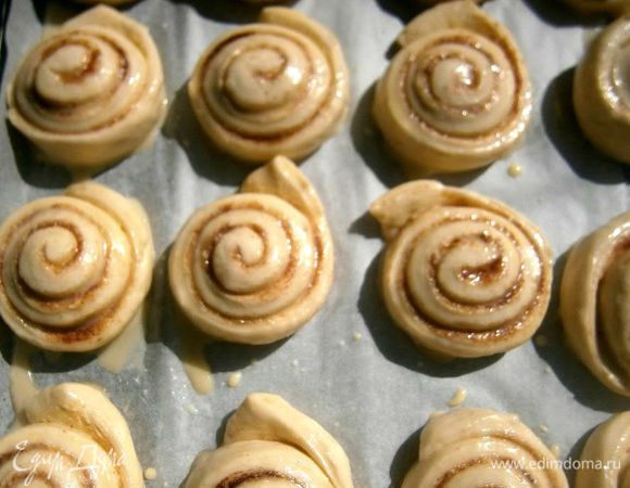 Расстойка - 1,5 - 2 часа.
Небольшое яйцо смешать с молоком и смазать булочки.