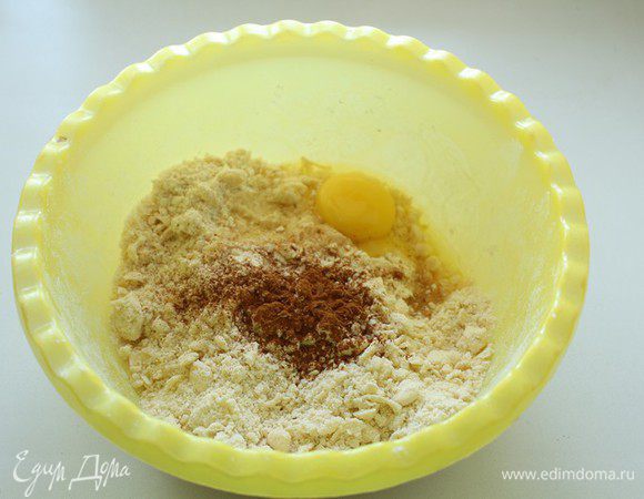 Добавьте яйцо и  корицу быстро замесите тесто. Заверните его в пленку и уберите в холодильник на 30-40 мин.