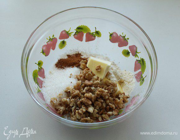 Для посыпки смешайте муку с сахаром. Добавьте холодное сливочное масло и разотрите до получения крошки,добавьте орехи. 