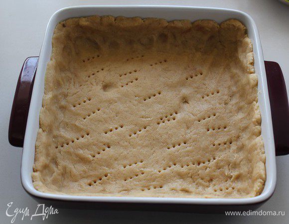 Тесто ракатайте в пласт и переложите в подготовленную форму (у меня квадратная 20х20 см). Проколите тесто вилкой в нескольих местах
