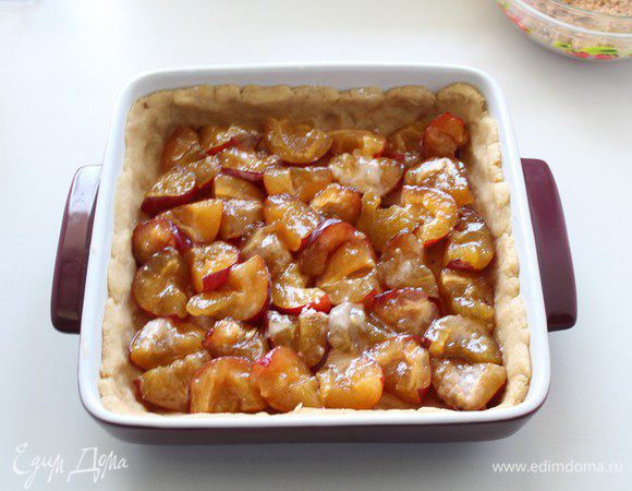 Выложите порезанную сливу.