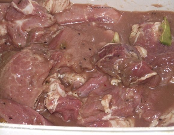 Мясо нарежьте на куски размером 3 на 4 см. Киви измельчите в блендере или натрите на терке. К мясу добавьте соль и перец по вкусу. Лимон разрежьте пополам, выжмите сок ¼ лимона, а остальное целиком отправьте к мясу. Затем добавьте киви и тимьян. Перемешайте мясо и маринуйте не более 2 часов. 