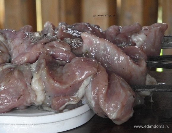 Мясо нанижите на шампуры. Так как маринад для шашлыка без лука, то на мясе не останется его частичек и они не подгорят — очень удобно! 