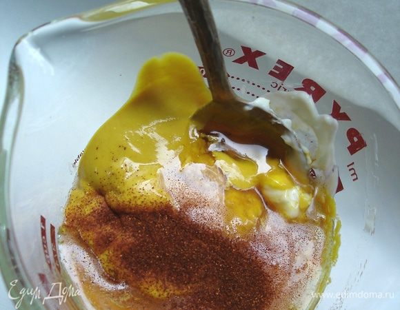 Варианты с тонкой прослойкой мяса на многочисленных костях подходят, все-таки, для супа, а не для шашлыка – для последнего лучше выбирать грудинку на кости с небольшим количеством сала. Смешиваем все ингредиенты для маринада. Отправляем ребра в маринад и оставляем 30 минут при комнатной температуре. Затем убираем в холодильник на 4-6 часов.