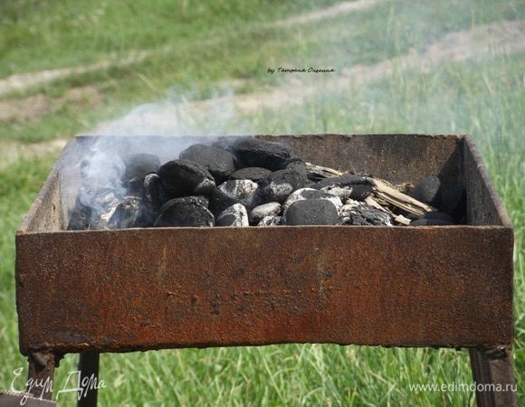 Готовим грань (угли). Их нам понадобится много — приготовление ребер займет минут 20-40 в зависимости от размера.