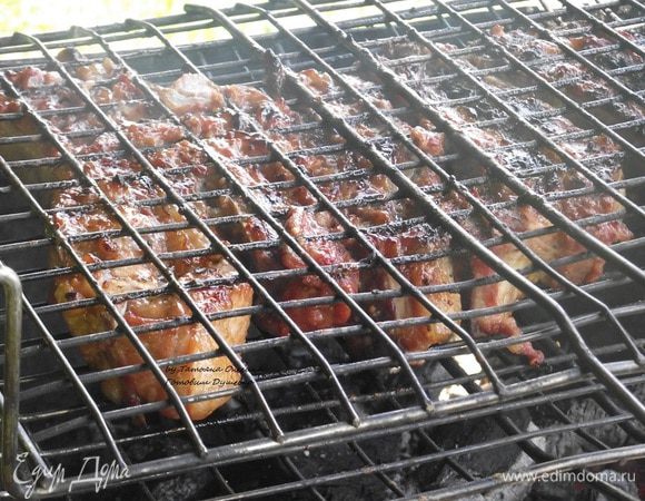 Ребра отправляем на сетку и жарим 5-7 минут, постоянно переворачивая сетку.
