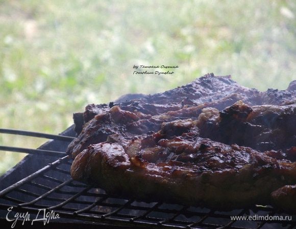 Затем открываем сетку и продолжаем жарить ребра. В процессе жарки следите за тем, чтобы не вспыхивал огонь, периодически переворачивайте и поливайте ребра соусом, в котором они мариновались. Но и не переусердствуйте с маринадом — лишняя влага тоже не нужна.
