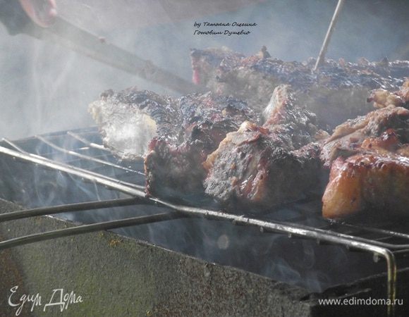 Проверяйте готовность мяса так: если корочка уже красивая и хорошо зарумянившаяся, проверьте чтобы сок из мяса выходил прозрачный – это значит, что оно готово и ребрышки можно снимать с мангала.