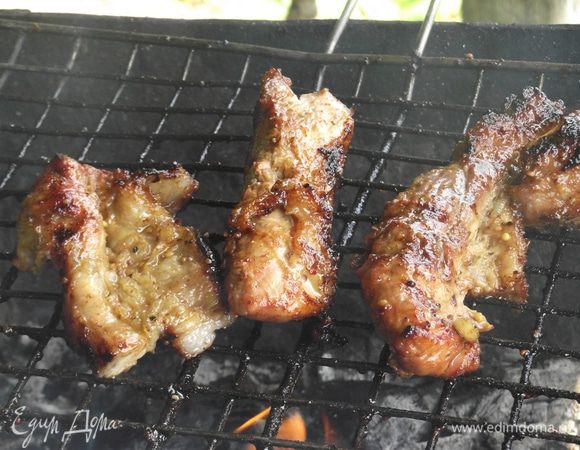 Процесс жарки ребрышек несложен, и справиться с этой задачей сможет даже неопытный в данном вопросе человек. Главное — терпение и бдительность. Ведь медовый маринад быстро пригорает, поэтому здесь нужна выдержка.