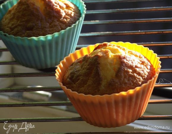 Лопаткой собрать тесто со стенок миски по мере необходимости, и снова перемешать миксером на низкой скорости. Тесто для капкейков должно быть похоже на густую сметану. Равномерно заполнить тестом подготовленные формочки и выпекать в течение примерно 18 — 22 минут. Проверить на готовность можно зубочисткой. Вытащить из духовки и положить на решетку до полного остывания.