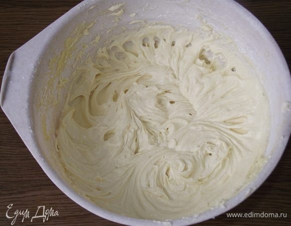 Сливочный творог комнатной температуры отправляем в блендер, добавляем половину сливок и взбиваем. Смотрим по консистенции — если масса пышная и однородная — значит этого количества сливок достаточно. Добавим ванильную эссенцию. Масло комнатной температуры взбиваем с сахарной пудрой в пышную массу, при этом пудру добавляем в несколько приемов. Взбиваем примерно 5-6 минут, обогащая крем кислородом. Затем маленькими порциями, не выключая миксер, добавляем творожный крем к масляному. Получаем воздушный однородный крем. Отправляем его на 20 минут в холодильник.