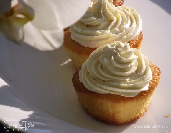 Отправляем крем в кондитерский мешочек и украшаем ароматные капкейки. Трудно устоять перед волшебным ароматом ванилина.