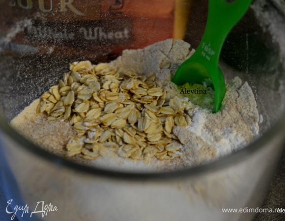 Смешать муку, соль, сахар, геркулес и разрыхлитель в емкости.
