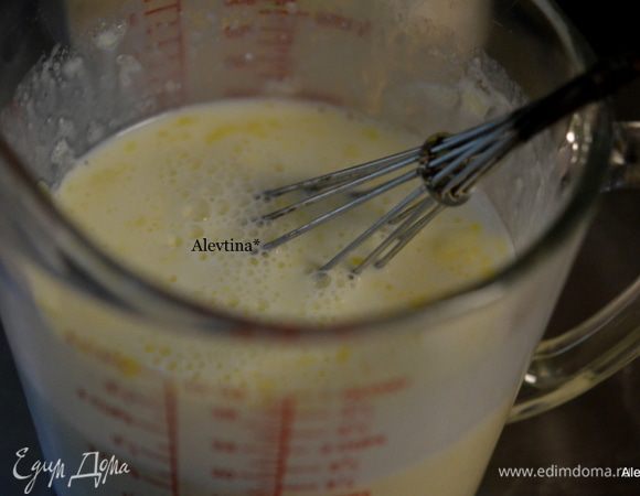 Отдельно смешать кефир, молоко, масло, яйцо.
