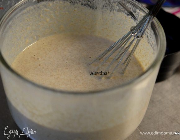 Перемешать с мукой, чтоб не было комочков.
