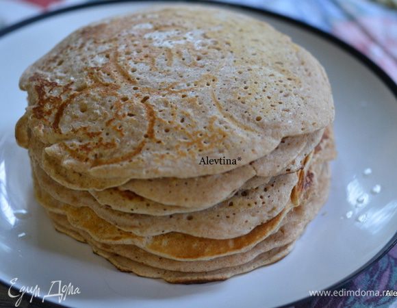 Выпекать на разогретой сковороде с маслом растительным на первые порции,в остальные я уже не добавляю. Блины выпекать с обоих сторон.