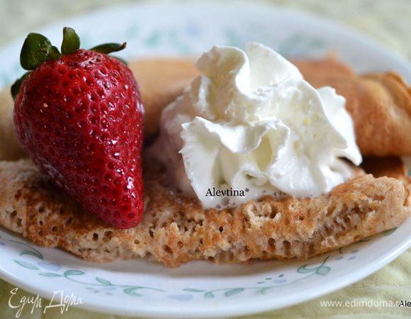 Подаем по желанию со взбитыми сливками и ягодами или джемом. Приятного аппетита.
