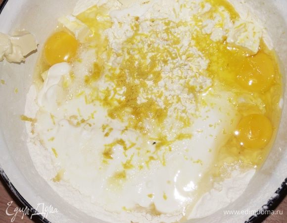 В просеянную муку нарезаем маргарин. Перемешиваем  в крошку, добавляем творог, сметану, яйца, соду гашеную, а также сахар-песок.