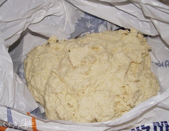 Замесить руками тесто, долго мешать нет необходимости, до однородности. Разделить его на две части, положить в холодильник на сутки. В процессе сода вступает в реакцию со сметаной, в результате чего пирог будет пышным и рассыпчатым.