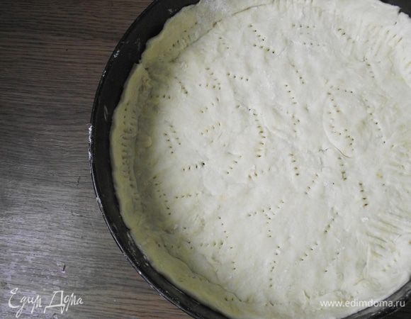 Духовку включить на 170 град. Тесто раскатать, добавляя небольшим количеством муки. Один лист выложить в форму и сделать проколы вилкой. Толщина листа примерно 2-3 см.