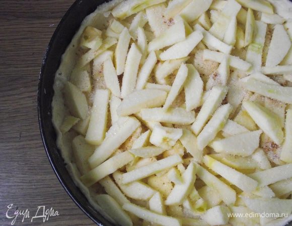 С яблок снять кожуру и нарезать их крупной соломкой. Посыпать корицей, сахаром и ванильным сахаром.