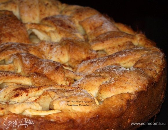 Отправляем в духовку на 40-45 мнут. Золотистая корочка свидетельствует о готовности пирога. Дайте постоять пирогу 20 минут, чтобы он немного «отдышался», накройте его ситцевой салфеткой или вафельным полотенцем. Потом приступайте к подаче.