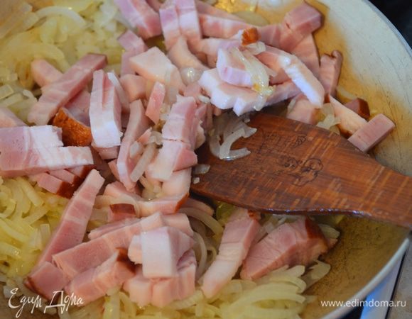 Поджариваем лук на растительном масле после чего добавляем грудинку.
