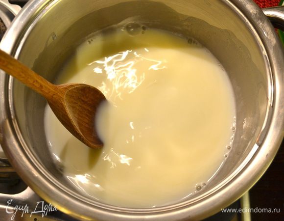 В кастрюльке поставить нагреваться 200 мл молока с сахаром. Довести молоко до температуры 90° С (чуть-чуть не доводя до кипения!)...